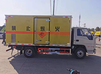 灵武爆破器材运输车工人安全操作规范与智能技术保障